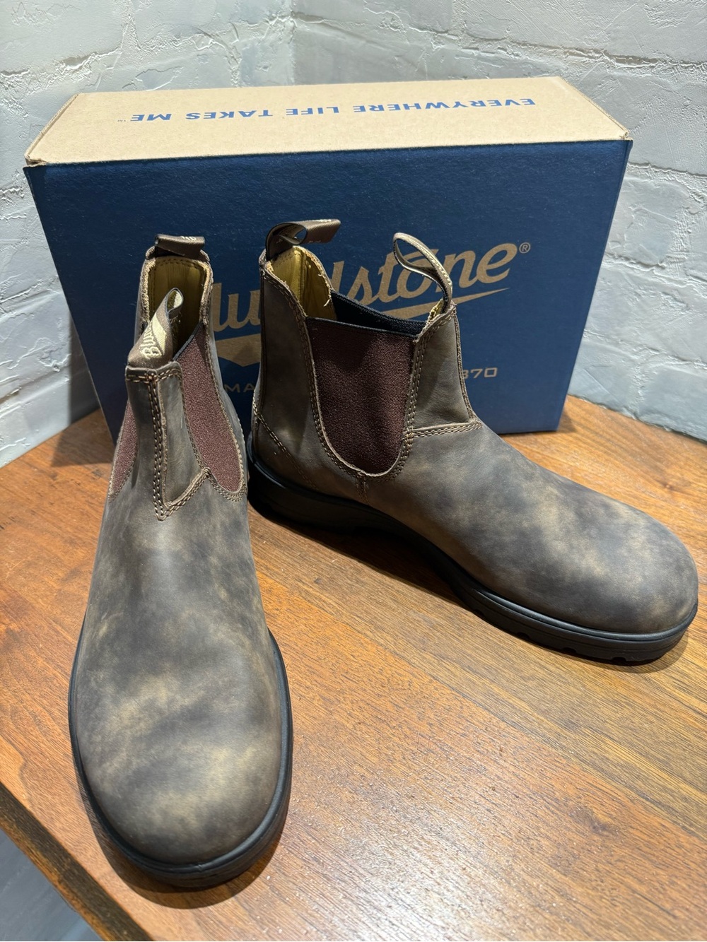 Blundstone Men's Chukka Boots in Distressed Brown with Dark Elastic Panels